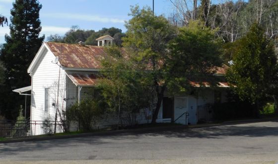 [Picture of Amador Schoolhouse]